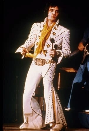 貓王、David Bowie 等指標性人物,都曾以喇叭褲作為舞台或造型的一部分,使其成為跨世代反覆回歸的經典時尚單品。