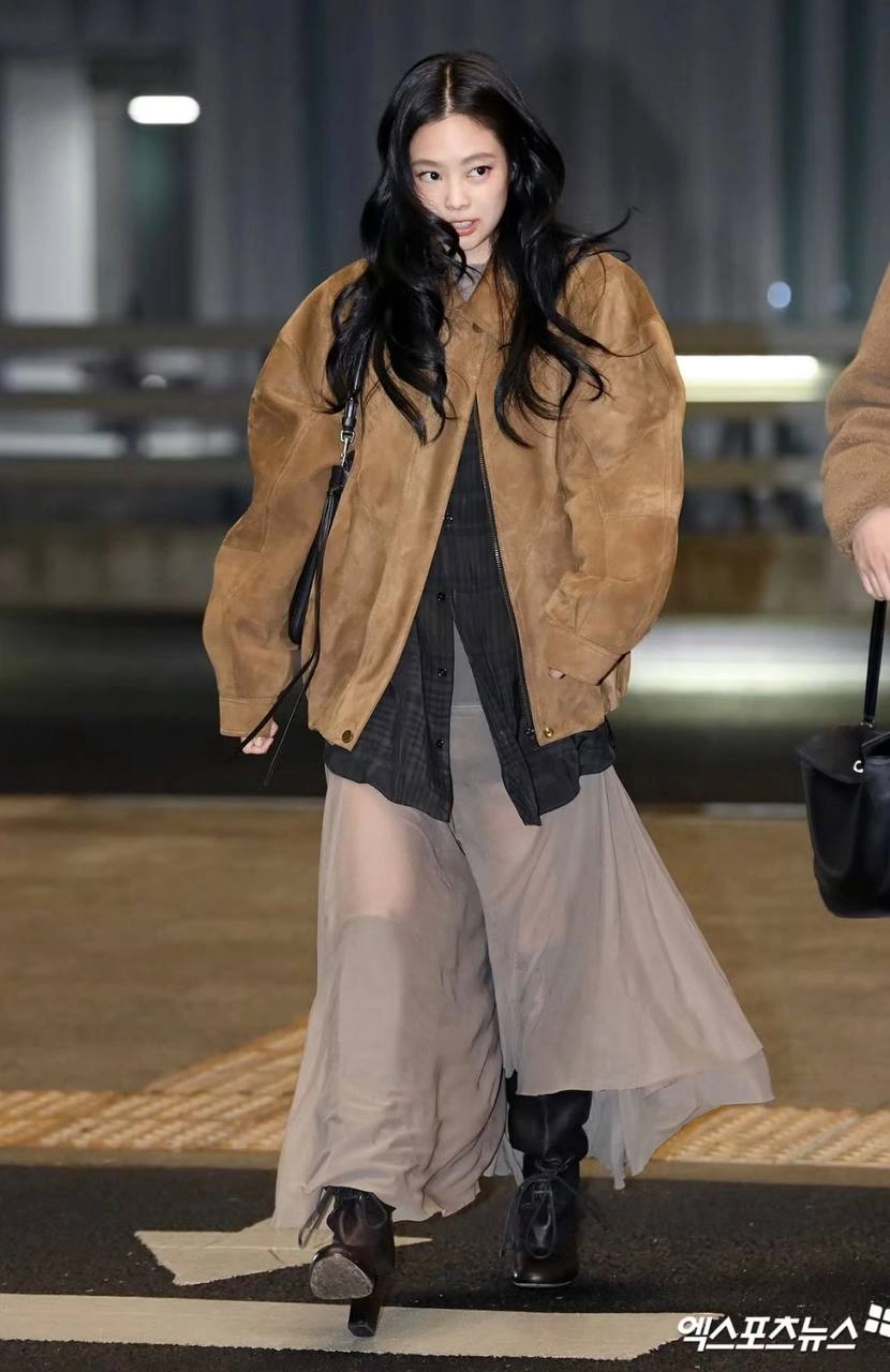 Jennie利用深色格紋襯衫，讓整體穿搭更有變化、也更耐看