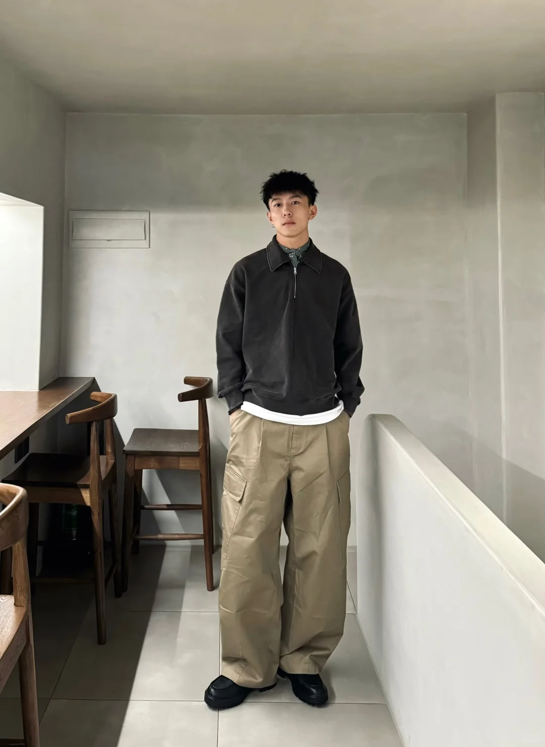 卡其色工裝寬褲穿搭1：黑／白上衣＋卡其寬褲