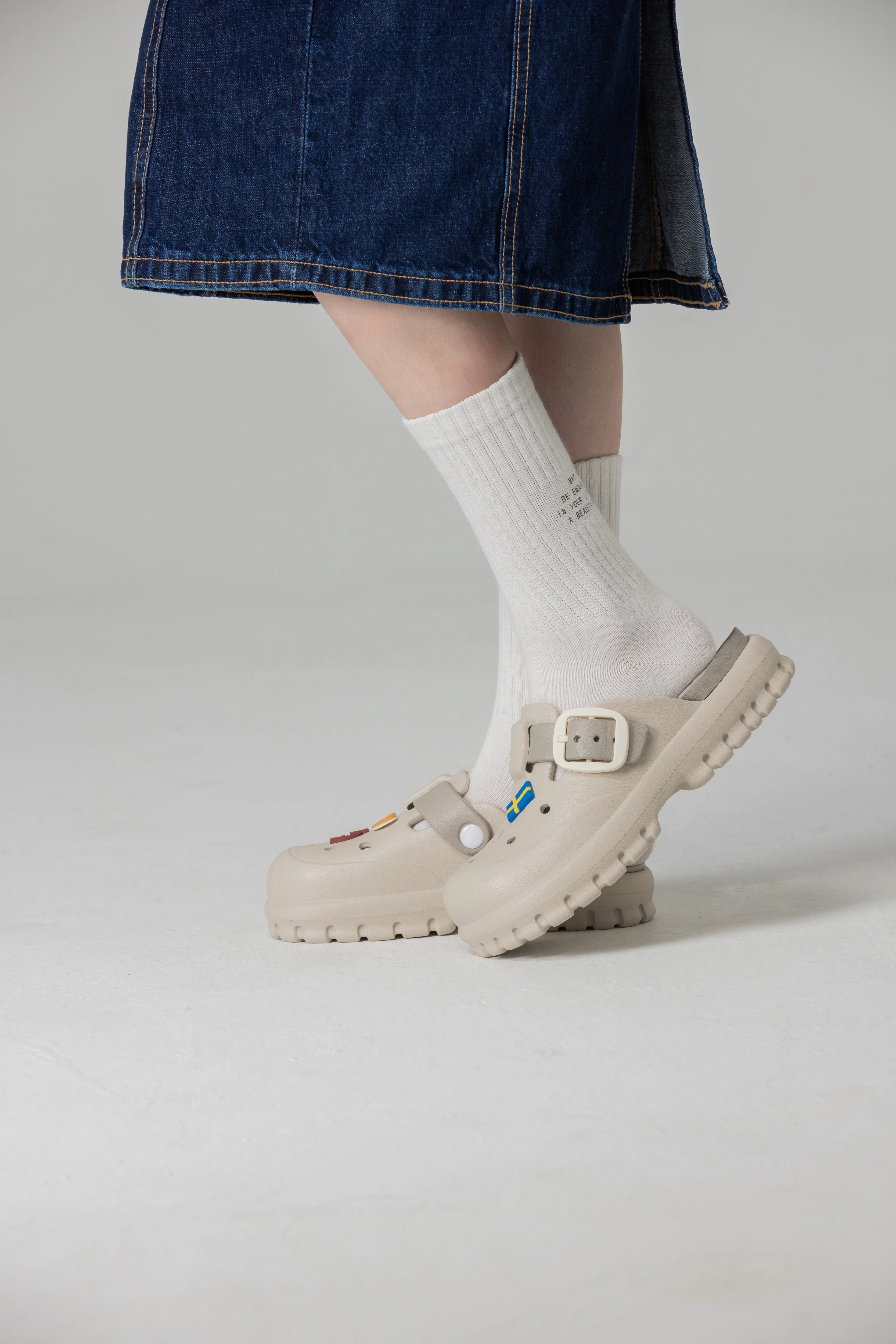 灰白色洞洞鞋搭配白色長襪,色系舒服
