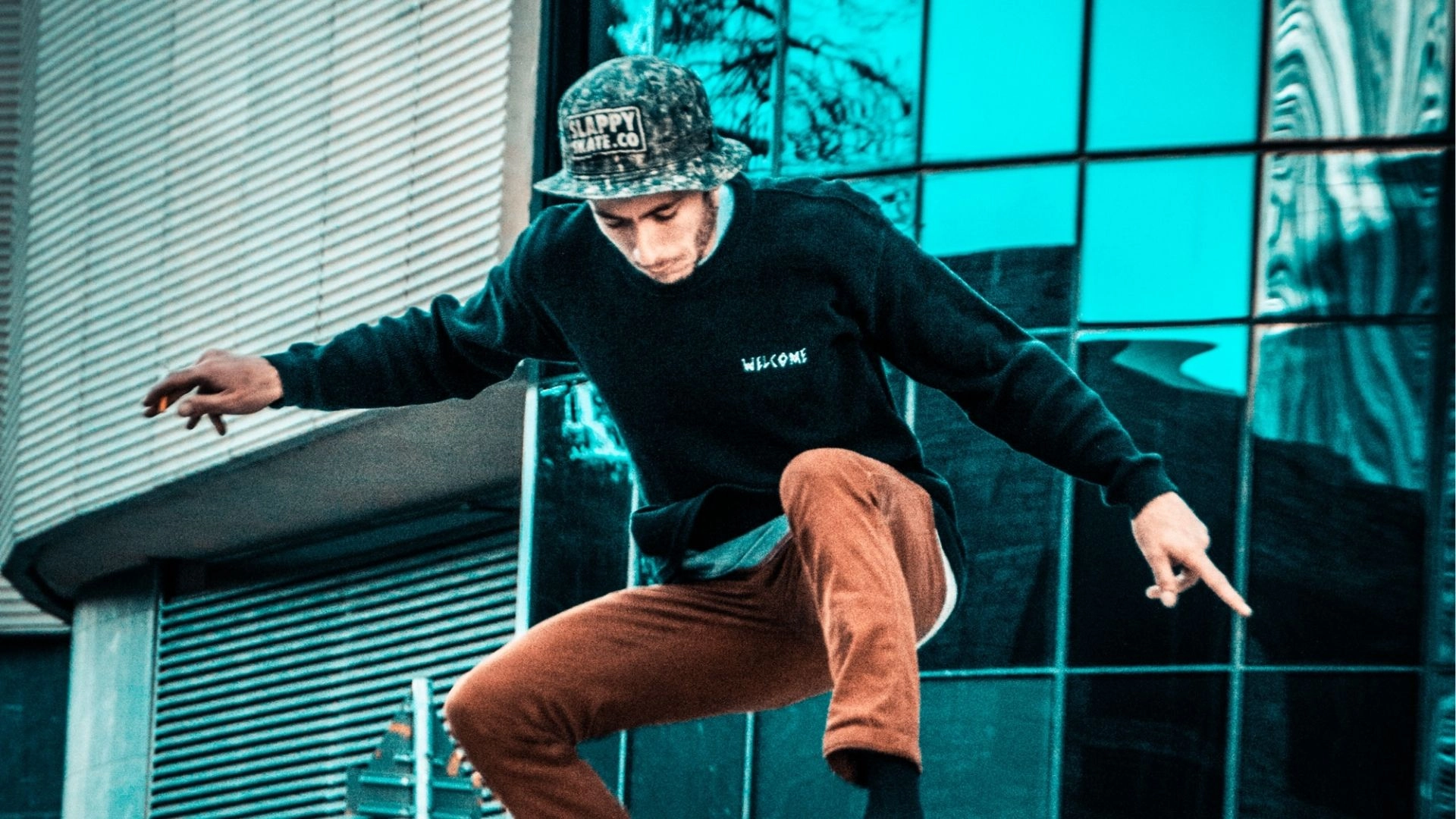 戴帽子男