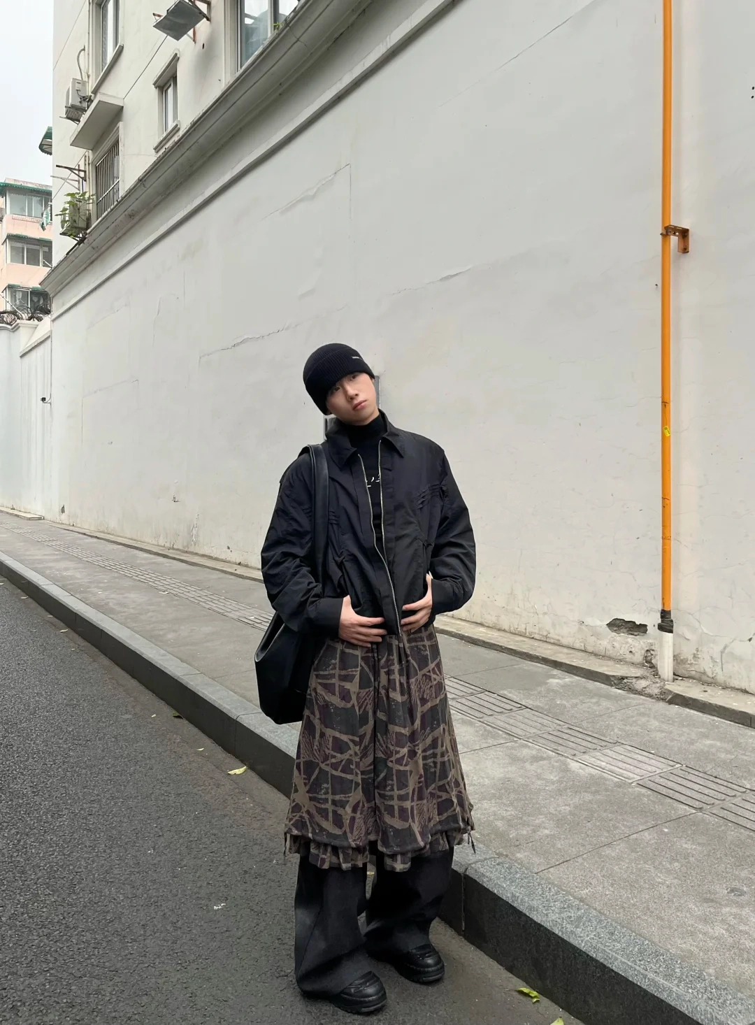 百褶裙疊穿在寬褲，展現出前衛與時尚感