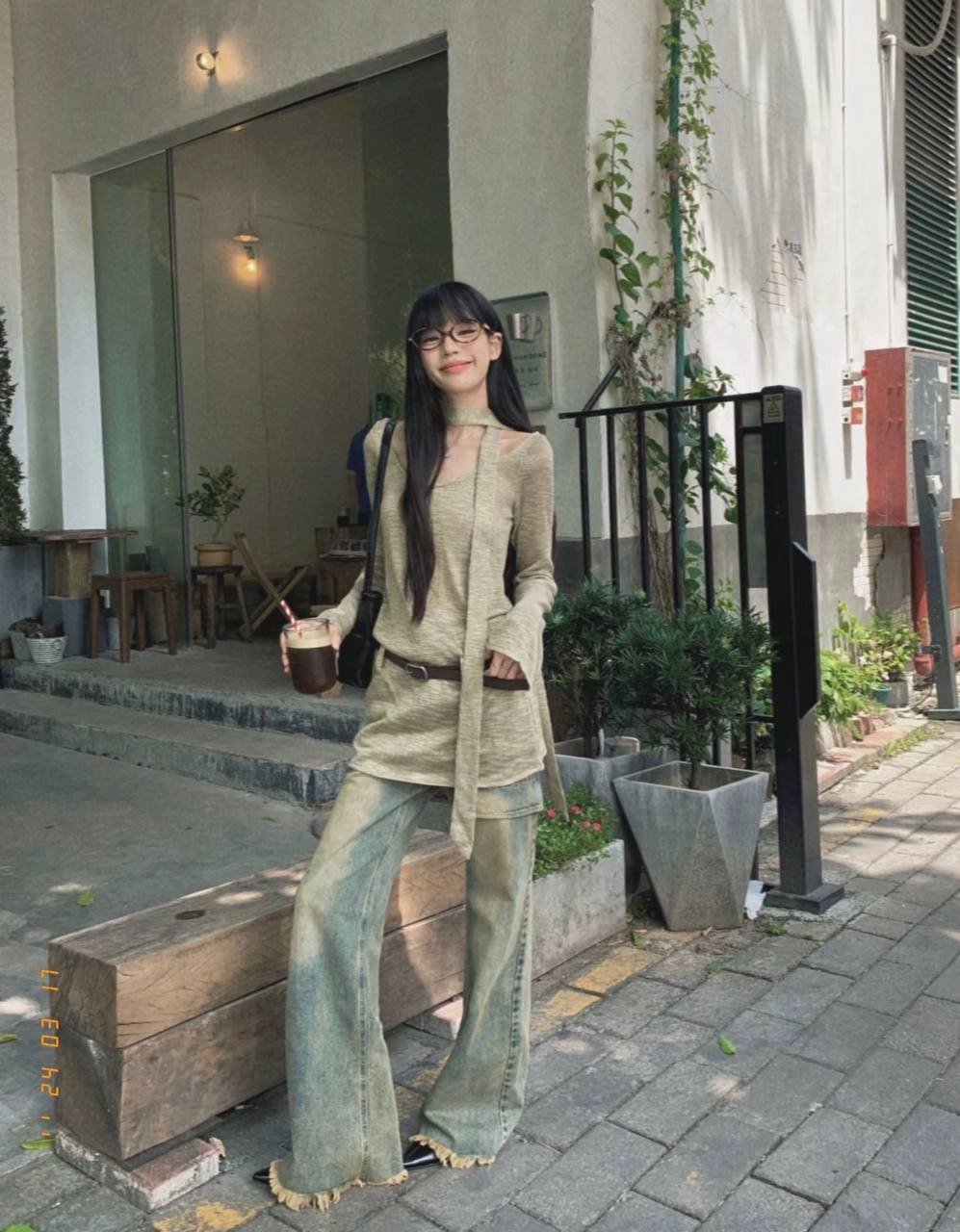 水洗淺色牛仔喇叭褲,搭配亞麻針織上衣,可以中和牛仔布料的硬挺,視覺上更顯溫柔親膚,適合春天、秋天的穿搭。