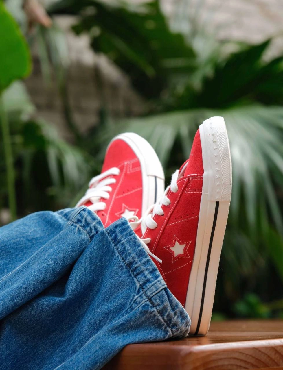 Converse One Star，將原本的帆布換成麂皮後，復古感和街頭感瞬間提升，再加上各種顏色選擇，讓鞋子也能成為穿搭的亮點。