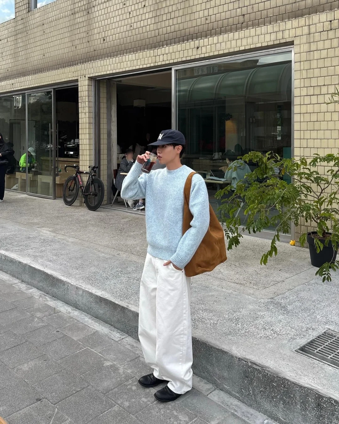 淺色寬褲穿搭2：淺色上衣＋淺色寬褲