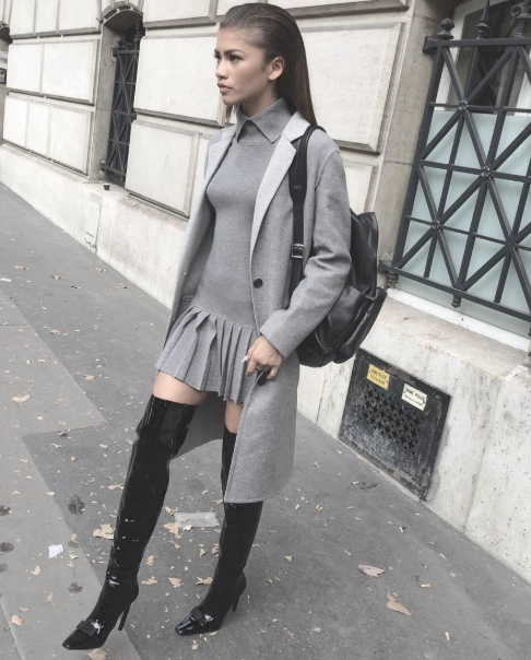 極簡風穿搭示範：灰色襯衫洋裝搭配羊毛大衣與黑色長靴