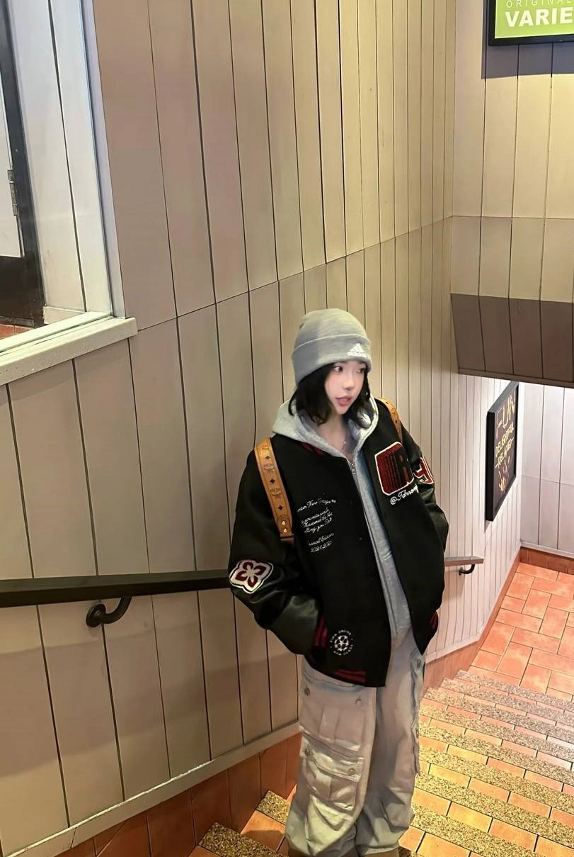 內搭寬鬆的連帽衛衣與寬褲是經典的搭配