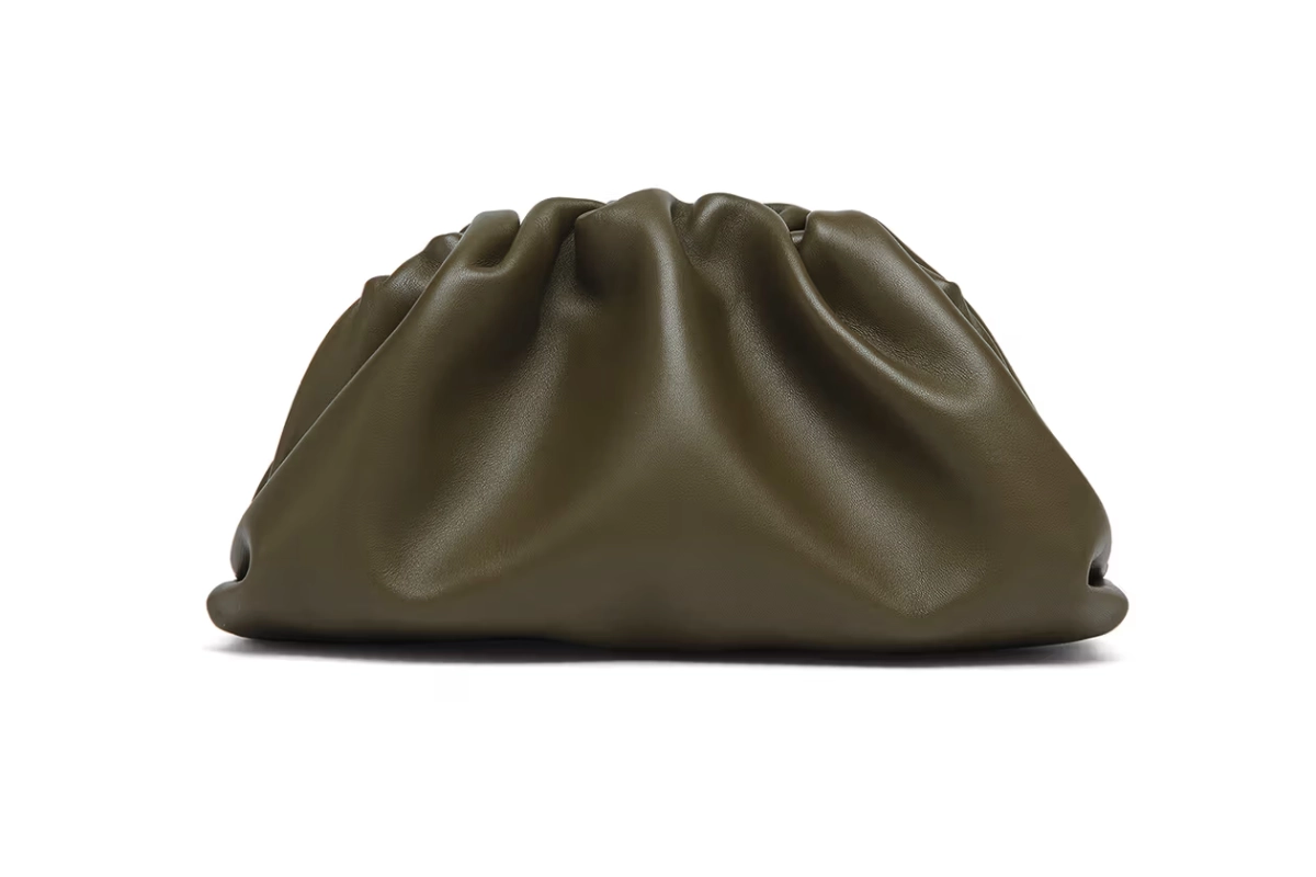 2019 Bottega Veneta 創意總監Daniel Lee發表了一款名為「The Pouch」的手拿包