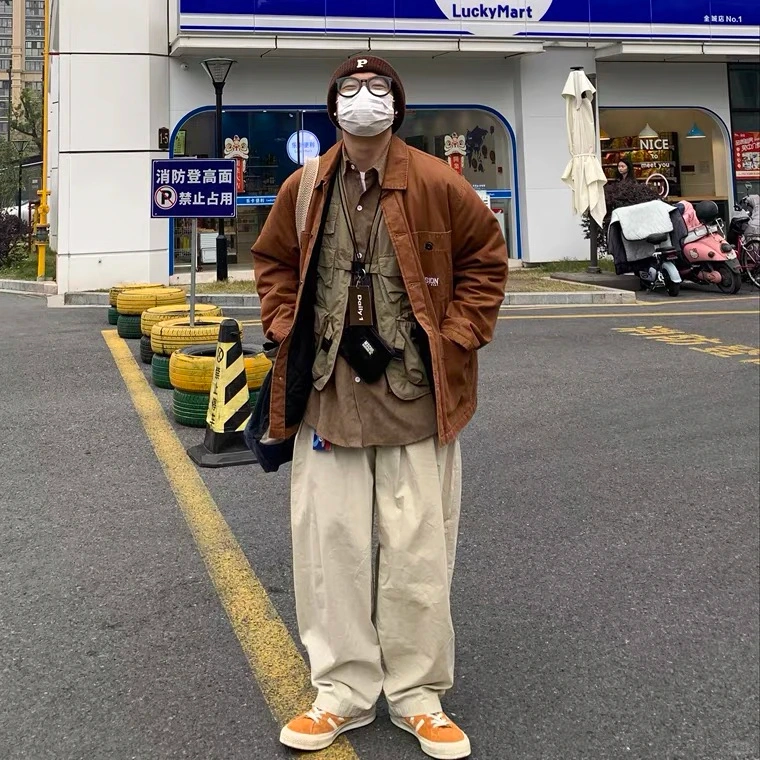 卡其色工裝寬褲穿搭2：同色系穿搭（全身大地色）