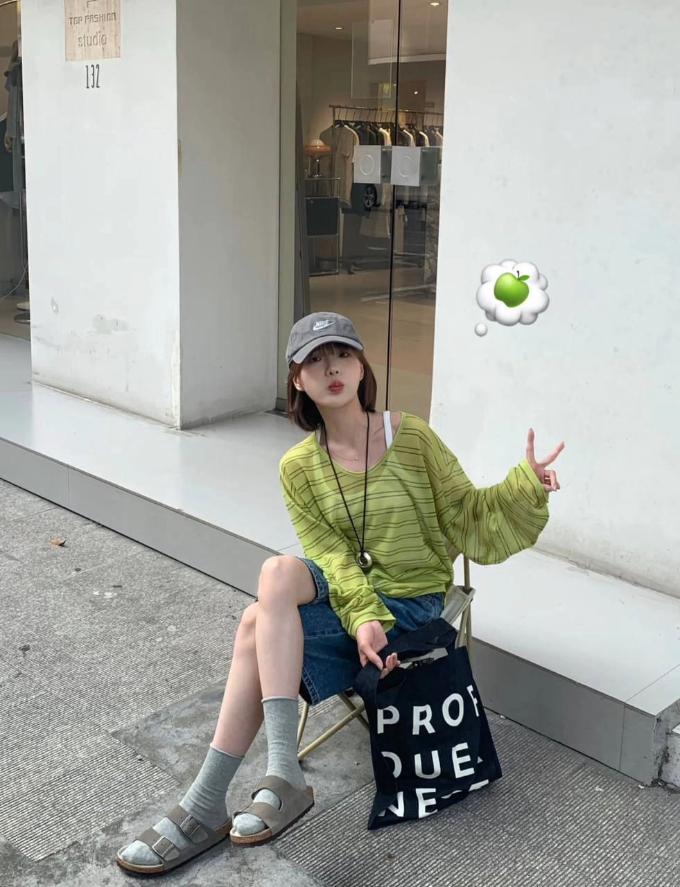 上身可以搭寬鬆針織、帽Ｔ，下身配牛仔褲或直筒褲，整體會有一種很舒服、不刻意的日常感。