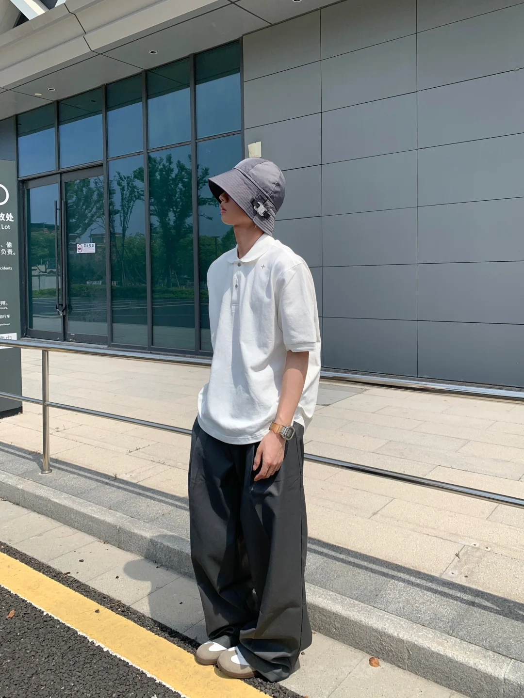 寬褲和上衣的「材質」對比製造層次感