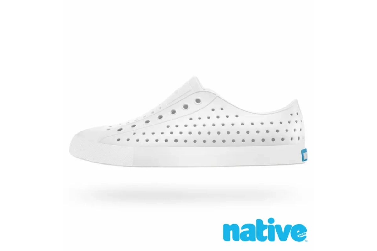 Native 也是很經典的囉，不過小編腳板較寬的朋友穿 Native 會有些磨腳。