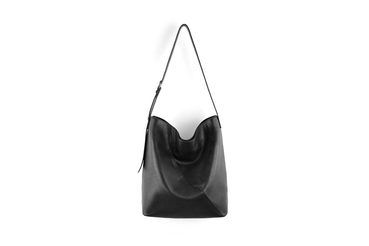 流浪包通常指的是 Hobo Bag。