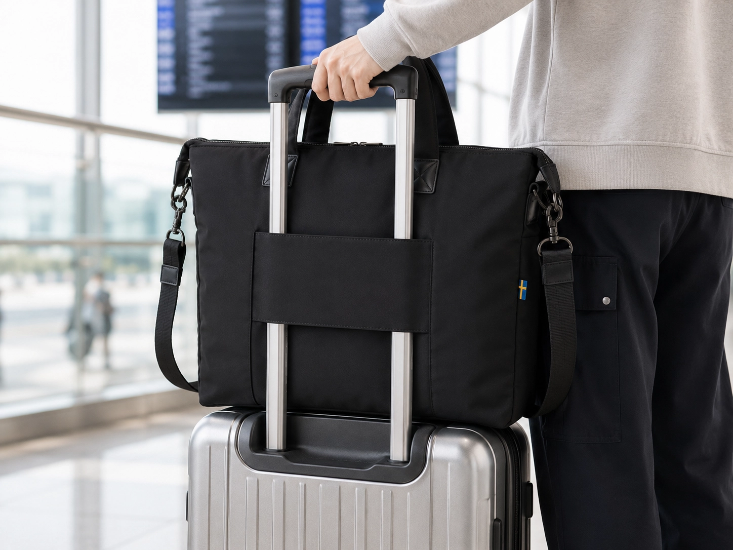 moz 雲朵托特包固定於行李箱拉桿的旅行使用情境